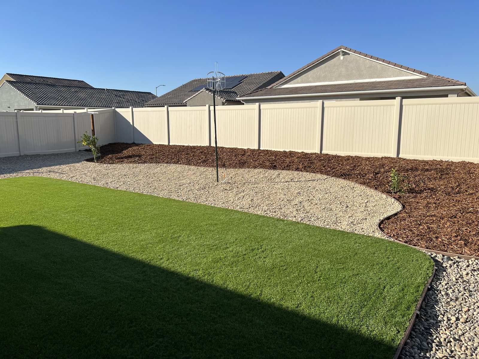 Artificial turf with curved gravel border